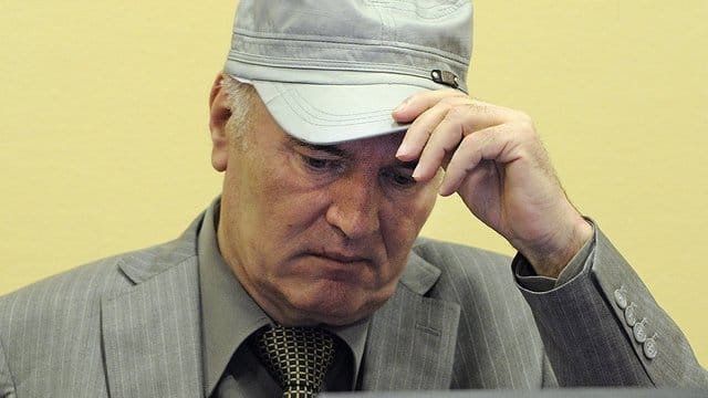 Der ehemalige serbische General Ratko Mladic sitzt im Juni 2011 auf der Anklagebank des UN-Kriegsverbrechertribunals in Den Haag. Der ehemalige serbische General Ratko Mladic sitzt im Juni 2011 auf der Anklagebank des UN-Kriegsverbrechertribunals in Den Haag.