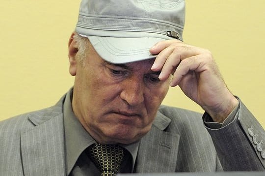 Der ehemalige serbische General Ratko Mladic sitzt im Juni 2011 auf der Anklagebank des UN-Kriegsverbrechertribunals in Den Haag.