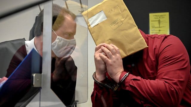 Dem 39-jährigen Angeklagten im Missbrauchskomplex Bergisch Gladbach wird vorgeworfen, seine leiblichen Kinder und ein Stiefkind, sexuell missbraucht und Bilder der Verbrechen über Chatgruppen verschickt zu haben. Dem 39-jährigen Angeklagten im Missbrauchskomplex Bergisch Gladbach wird vorgeworfen, seine leiblichen Kinder und ein Stiefkind, sexuell missbraucht und Bilder der Verbrechen über Chatgruppen verschickt zu haben.