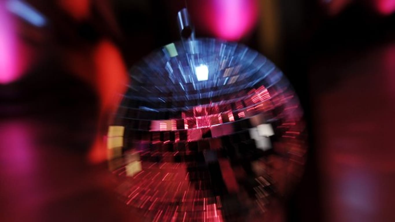 Eine Discokugel dreht sich im Licht (Symbolbild): In Nürnberg sorgt eine Party für Ärger.