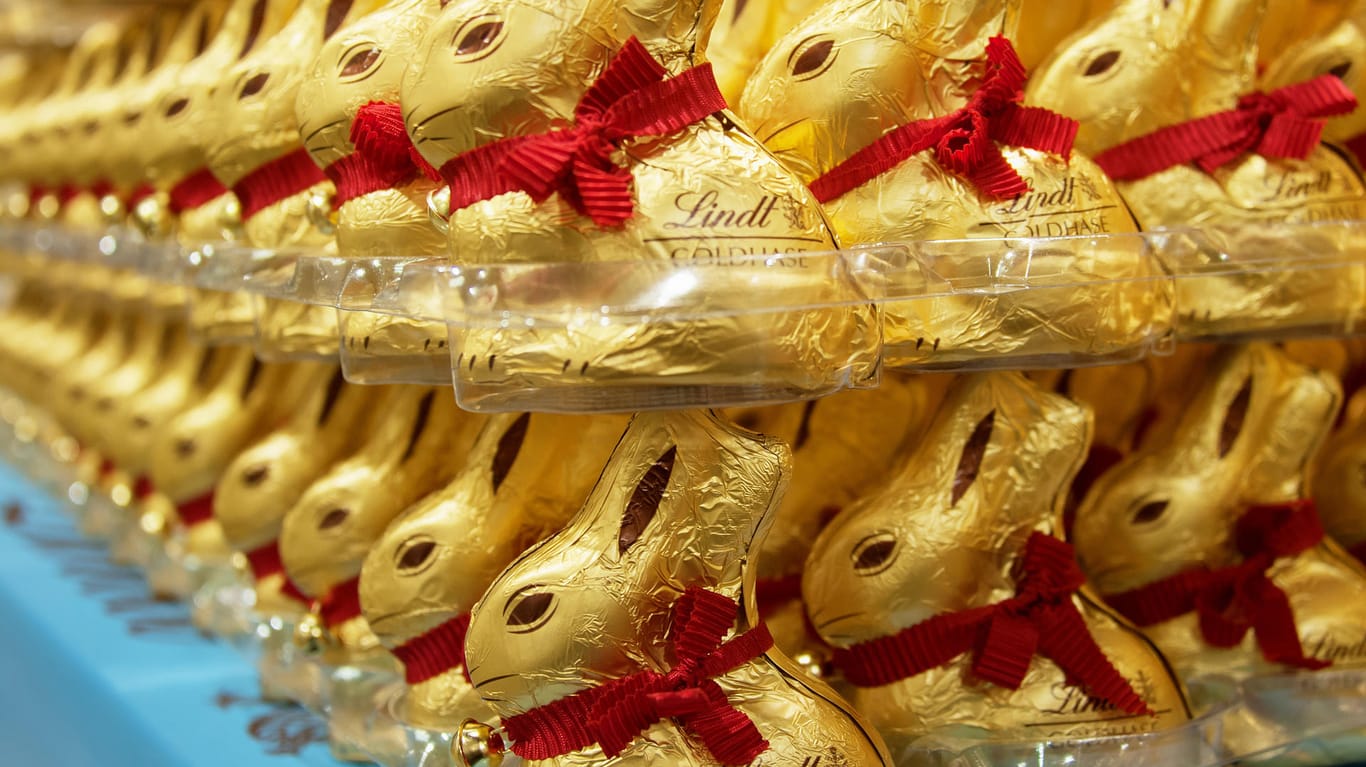 Osterhasen von Lindt & Sprüngli in einem Geschäft: Die Schokofigur hat ihre goldene Farbe nicht exklusiv.