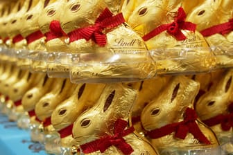 Osterhasen von Lindt & Sprüngli in einem Geschäft: Die Schokofigur hat ihre goldene Farbe nicht exklusiv.