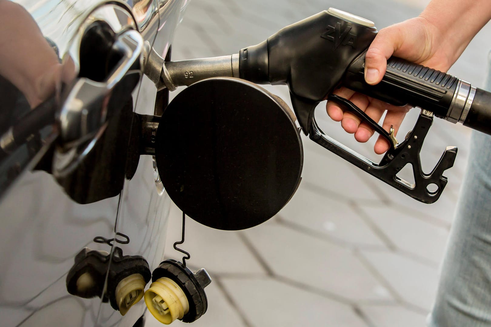 Tanken: Wegen Corona ist es ist es derzeit sehr günstig.