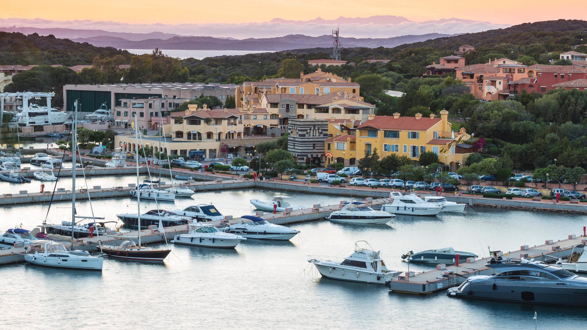 Der Hafen von Porto Cervo: Der italienische Ort ist bei den Schönen und Reichen sehr beliebt.