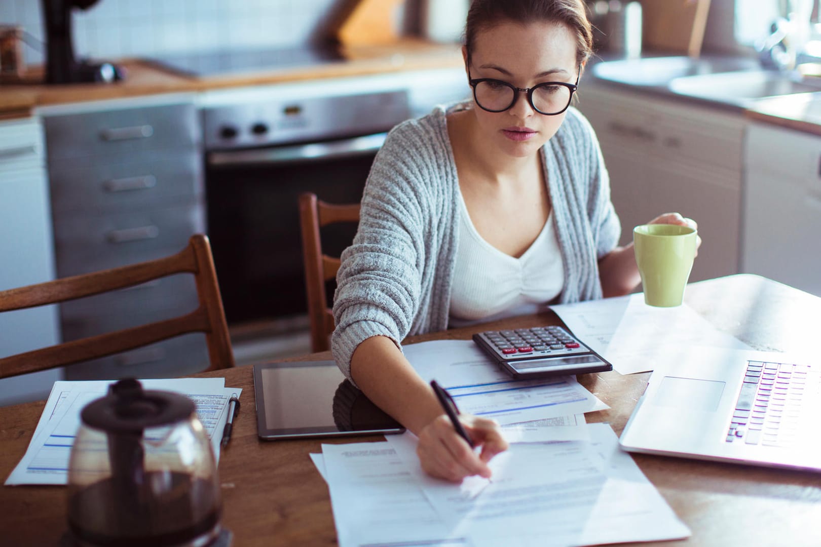 Eine Frau begleicht Rechnungen (Symbolbild): Weil Frauen im Schnitt weniger verdienen als Männer, ist es für sie umso wichtiger, sich mit ihren Finanzen auseinanderzusetzen.