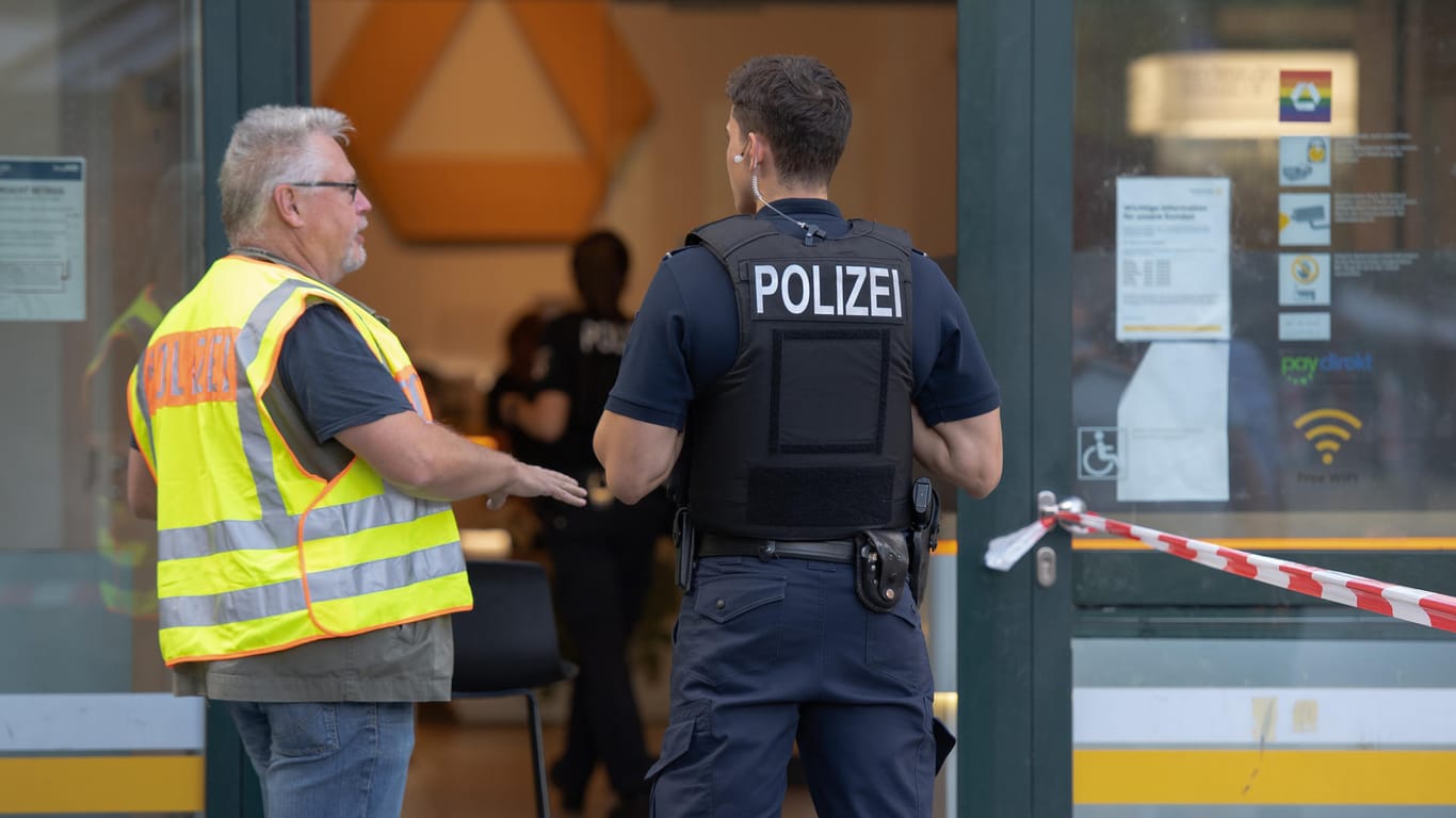 Polizisten vor der Bankfiliale am Kurfürstendamm, die überfallen wurde: Ein Fahrradfahrer hat in Berlin offenbar zwei Bankfilialen in einer Stunde überfallen.