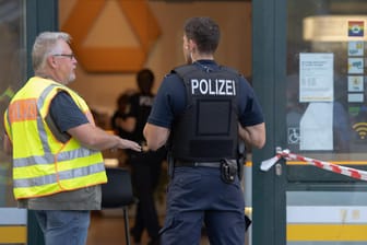Polizisten vor der Bankfiliale am Kurfürstendamm, die überfallen wurde: Ein Fahrradfahrer hat in Berlin offenbar zwei Bankfilialen in einer Stunde überfallen.