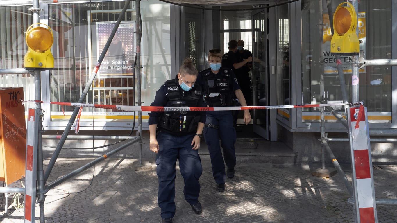 Zwei Polizistinnen verlassen die überfallene Bankfiliale in Berlin-Schöneberg: Kurz hintereinander sind zwei Filialen der Commerzbank in der Berliner Innenstadt überfallen worden.