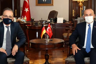 Heiko Maas und der türkische Außenminister Mevlüt Cavusoglu: Im Streit mit Griechenland warnt der türkische Politiker vor weiteren Provokationen.