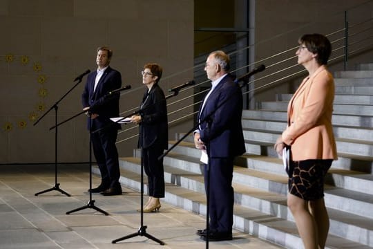 Markus Söder (l-r), Vorsitzender der CSU und Ministerpräsident von Bayern, Annegret Kramp-Karrenbauer, Bundesvorsitzende der CDU, Walter-Borjans, Bundesvorsitzender der SPD, und Saskia Esken, Bundesvorsitzende der SPD, sprechen mit Journalisten.