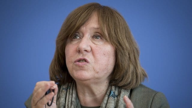 Swetlana Alexijewitsch hatte Lukaschenko zum Rücktritt aufgefordert, "bevor es zu spät ist". Swetlana Alexijewitsch hatte Lukaschenko zum Rücktritt aufgefordert, "bevor es zu spät ist".
