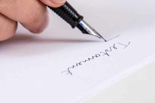 Testamente werden normalerweise selbst oder vom Notar aufgesetzt. Testamente werden normalerweise selbst oder vom Notar aufgesetzt.