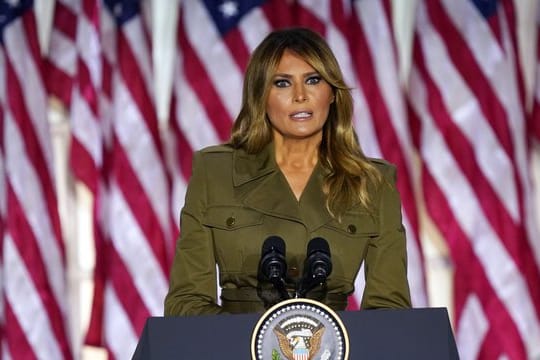 First Lady Melania Trump spricht im Rosengarten des Weißen Hauses während des Parteitags der Republikaner.