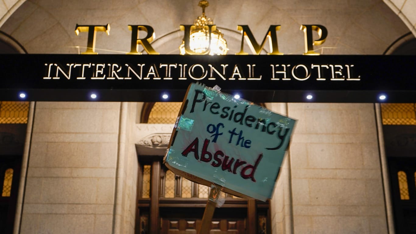 Proteste vor dem Trump International Hotel während des Parteitages der Republikaner: Beim ersten Tag der Veranstaltung waren die TV-Einschaltquoten schlecht.