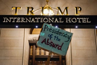 Proteste vor dem Trump International Hotel während des Parteitages der Republikaner: Beim ersten Tag der Veranstaltung waren die TV-Einschaltquoten schlecht.