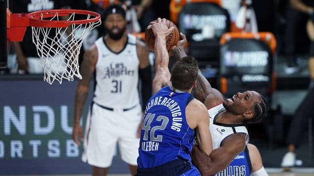 Maxi Kleber (l) von den Dallas Mavericks in Aktion gegen Kawhi Leonard von den Los Angeles Clippers. Maxi Kleber (l) von den Dallas Mavericks in Aktion gegen Kawhi Leonard von den Los Angeles Clippers.
