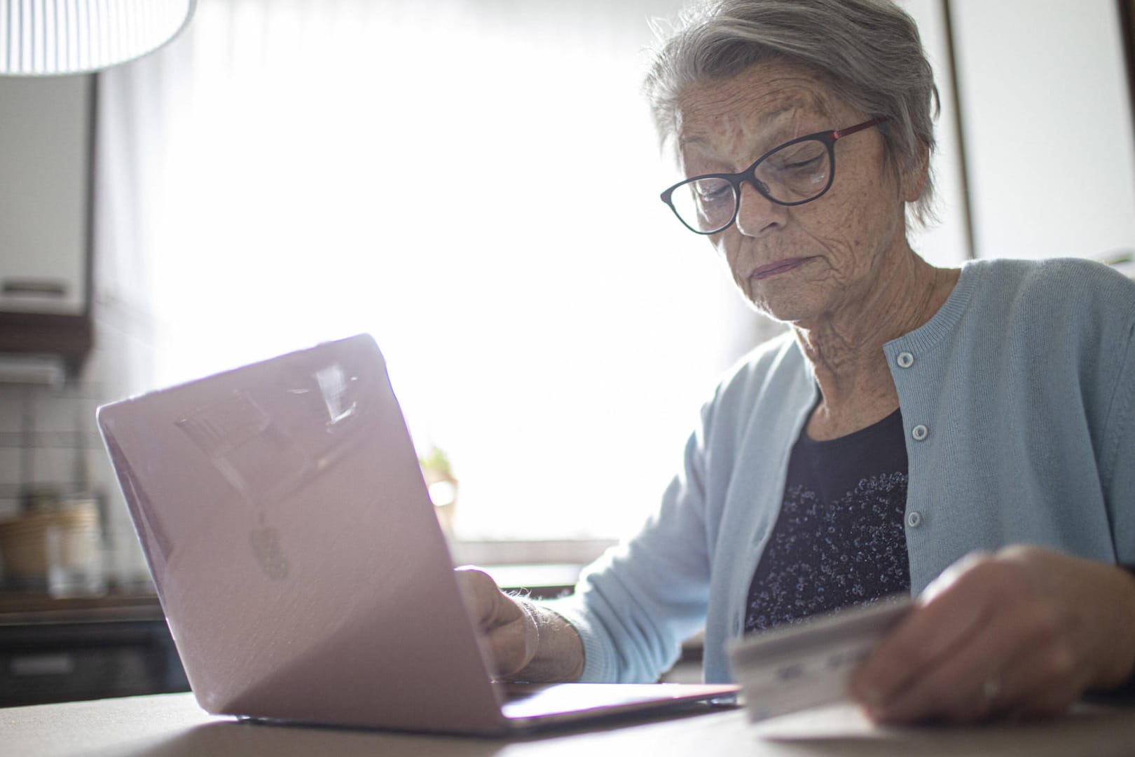 Eine Rentnerin am Laptop (Symbolbild): Die Übersicht zu allen Rentenformen soll es künftig im Netz geben. Eine Rentnerin am Laptop (Symbolbild): Die Übersicht zu allen Rentenformen soll es künftig im Netz geben.