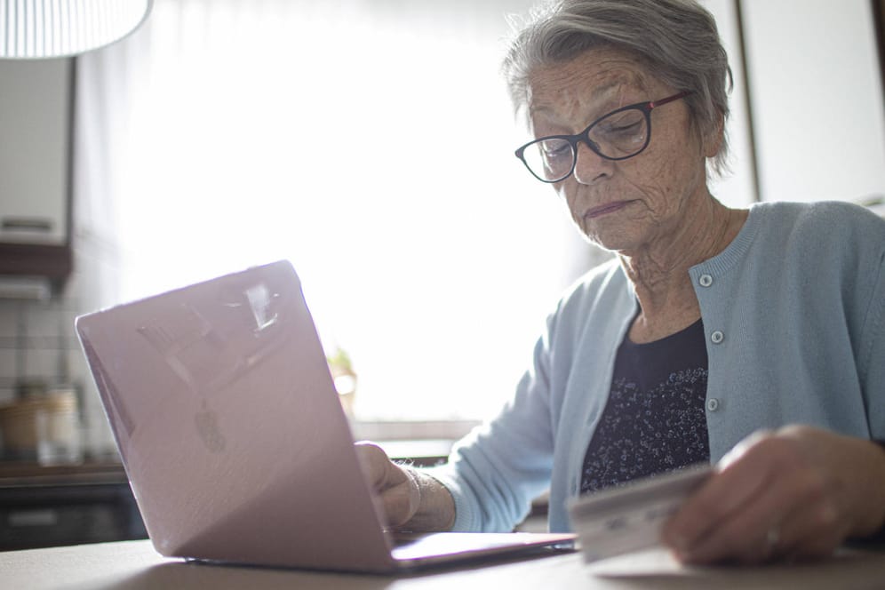 Eine Rentnerin am Laptop (Symbolbild): Die Übersicht zu allen Rentenformen soll es künftig im Netz geben.