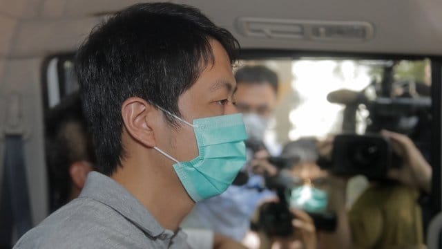 Der pro-demokratische Gesetzgeber Ted Hui ist im Zusammenhang mit den prodemokratischen Protesten festgenommen worden. Der pro-demokratische Gesetzgeber Ted Hui ist im Zusammenhang mit den prodemokratischen Protesten festgenommen worden.
