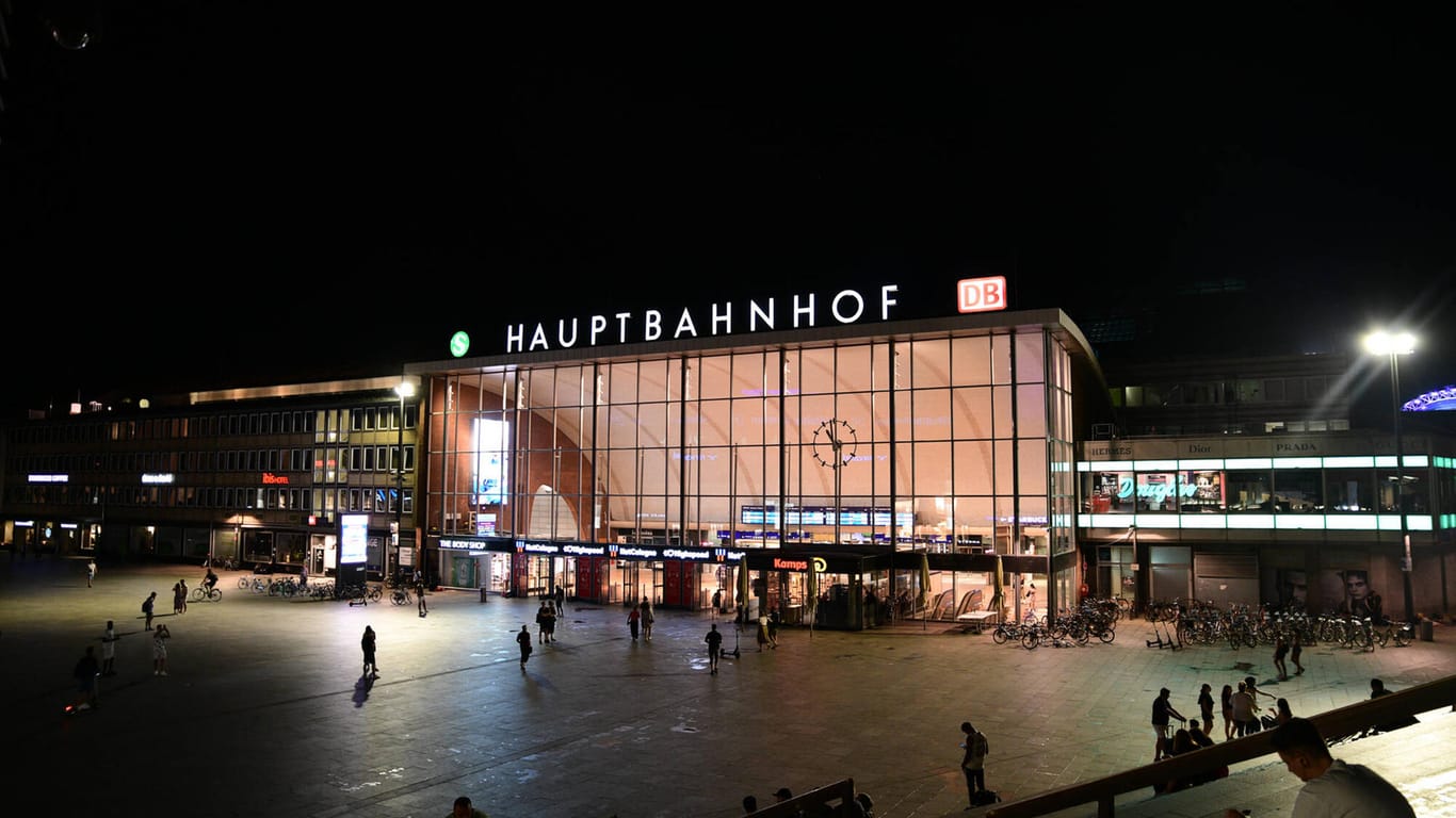 Der Kölner Hauptbahnhof bei Nacht: Dort können sich Reiserückkehrer nun auf Corona testen lassen.