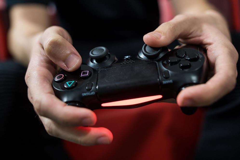 Ein Gamer spielt mit einer PlayStation 4: Die Nutzer von Computer- und Videospielen verbringen seit dem Ausbruch der Coronakrise deutlich mehr Zeit an der Spielekonsole oder anderen Gaming-Geräten.