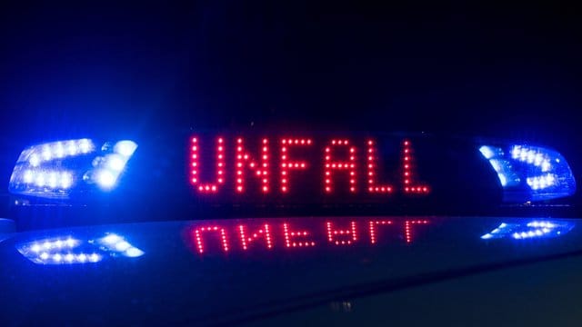 Der Schriftzug "Unfall" leuchtet an einem Streifenwagen: In Nürnberg ist ein Fußgänger bei einem Unfall gestorben.