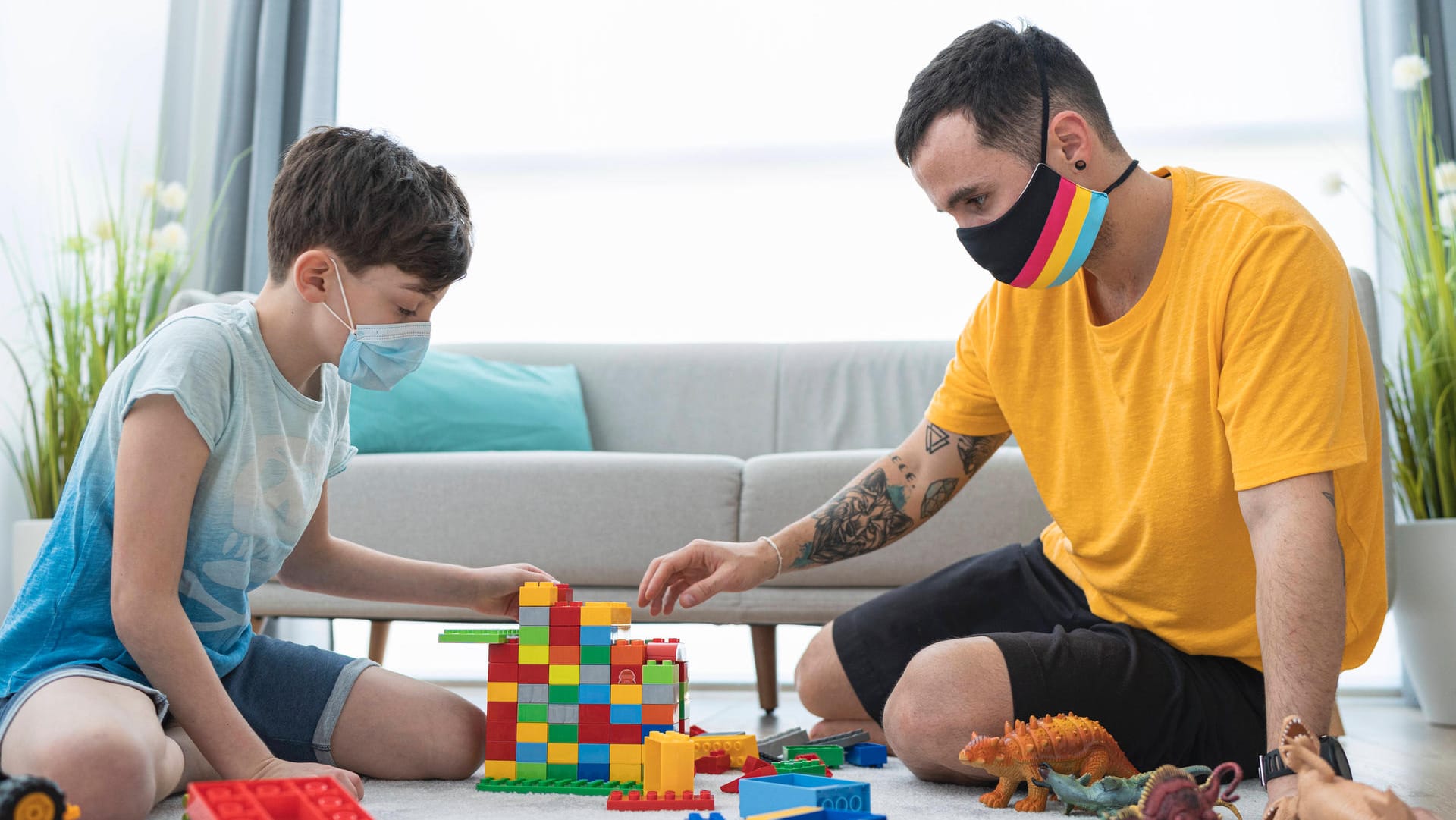 Ein Vater spielt Zuhause mit seinem Sohn (Symbolbild): Wer sein krankes Kind Zuhause betreut, soll länger Geld vom Staat bekommen. Ein Vater spielt Zuhause mit seinem Sohn (Symbolbild): Wer sein krankes Kind Zuhause betreut, soll länger Geld vom Staat bekommen.