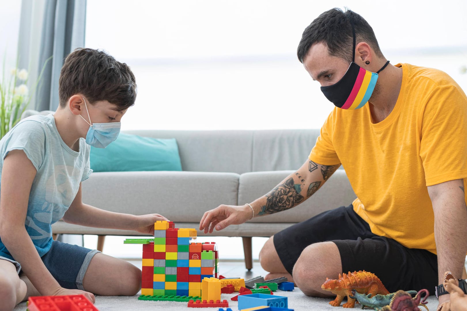 Ein Vater spielt Zuhause mit seinem Sohn (Symbolbild): Wer sein krankes Kind Zuhause betreut, soll länger Geld vom Staat bekommen. Ein Vater spielt Zuhause mit seinem Sohn (Symbolbild): Wer sein krankes Kind Zuhause betreut, soll länger Geld vom Staat bekommen.