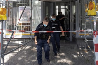 Polizistinnen verlassen eine Bank: Ein Mann hat in Berlin zwei Geldinstitute überfallen.