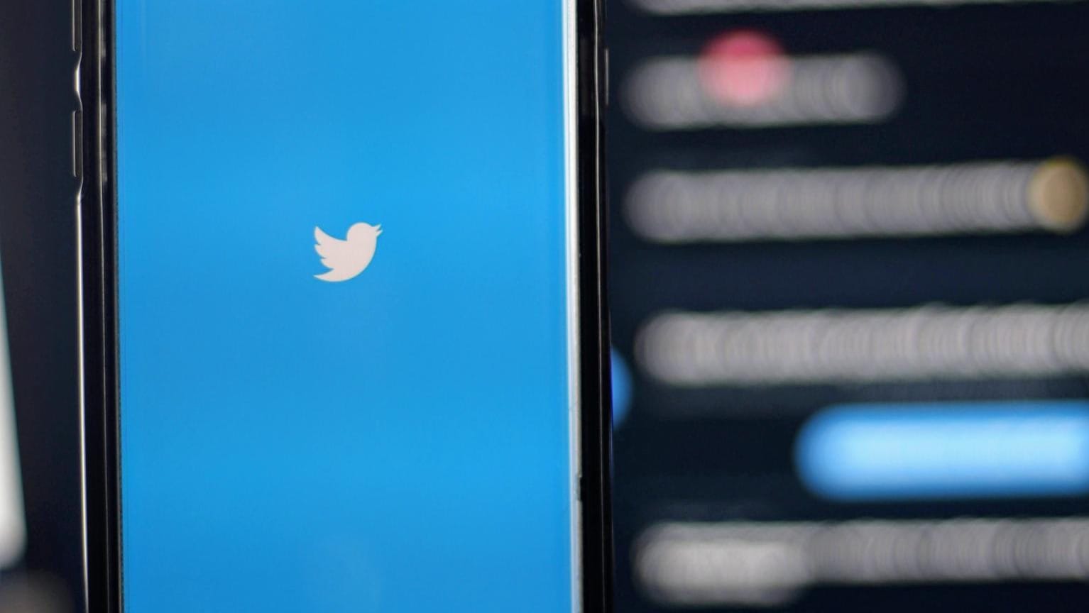 Twitter-Symbol auf einem Handy (Symbolbild): Die Kurznachrichtenplattform hat ein Video von einem Polizeieinsatz gelöscht. Twitter-Symbol auf einem Handy (Symbolbild): Die Kurznachrichtenplattform hat ein Video von einem Polizeieinsatz gelöscht.