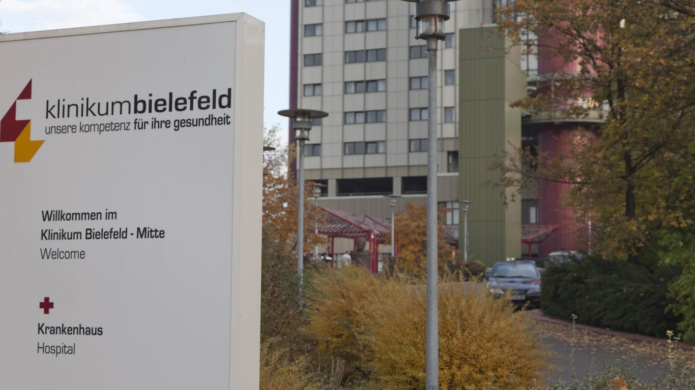 Ein Schild vor dem Klinikum Bielefeld: Dort ist es zu einer tragischen Medikamentenverwechslung gekommen.