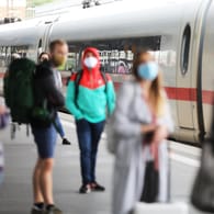 Bahnreisende warten mit Mund-Nasen-Schutz auf ihren Zug: Die Deutsche Bahn will die Maskenkontrollen im September ausweiten.