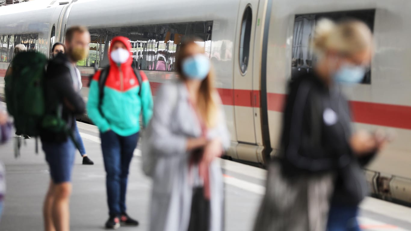 Bahnreisende warten mit Mund-Nasen-Schutz auf ihren Zug: Die Deutsche Bahn will die Maskenkontrollen im September ausweiten.