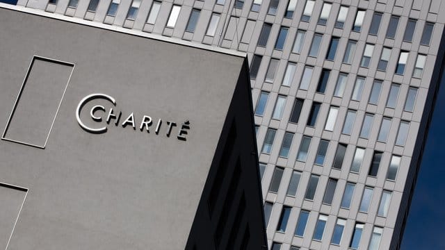 Das Charite-Logo an der Zentralen Notaufnahme