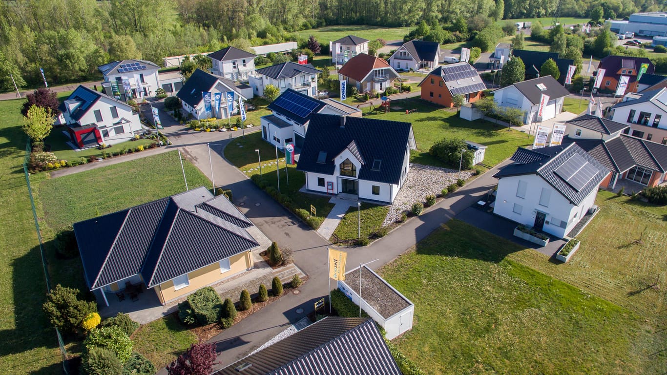 Häuser in Fertigbauweise (Symbolbild): Wohnen bleibt in Deutschland auch in der Corona-Krise teuer.