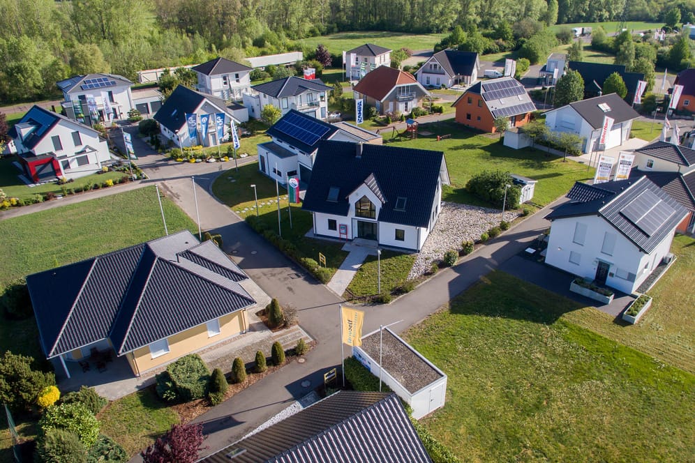 Häuser in Fertigbauweise (Symbolbild): Wohnen bleibt in Deutschland auch in der Corona-Krise teuer.