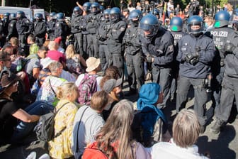 Corona-Protest in Berlin am 1. August: "Bewusst über bestehende Hygieneregeln hinweggesetzt".