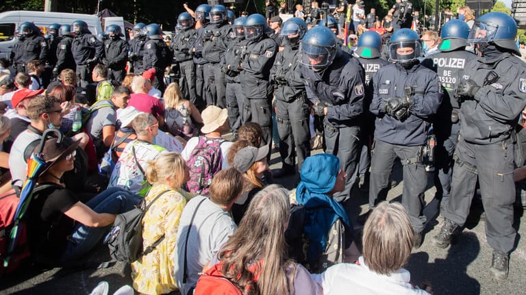 Corona-Protest in Berlin am 1. August: "Bewusst über bestehende Hygieneregeln hinweggesetzt".