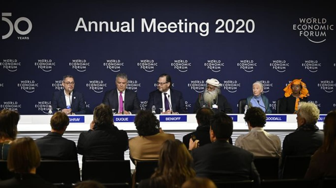 Salesforce-Chef Marc Benioff (dritter von links) auf dem Weltwirtschaftsforum in Davos.