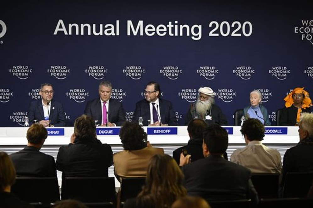 Salesforce-Chef Marc Benioff (dritter von links) auf dem Weltwirtschaftsforum in Davos.
