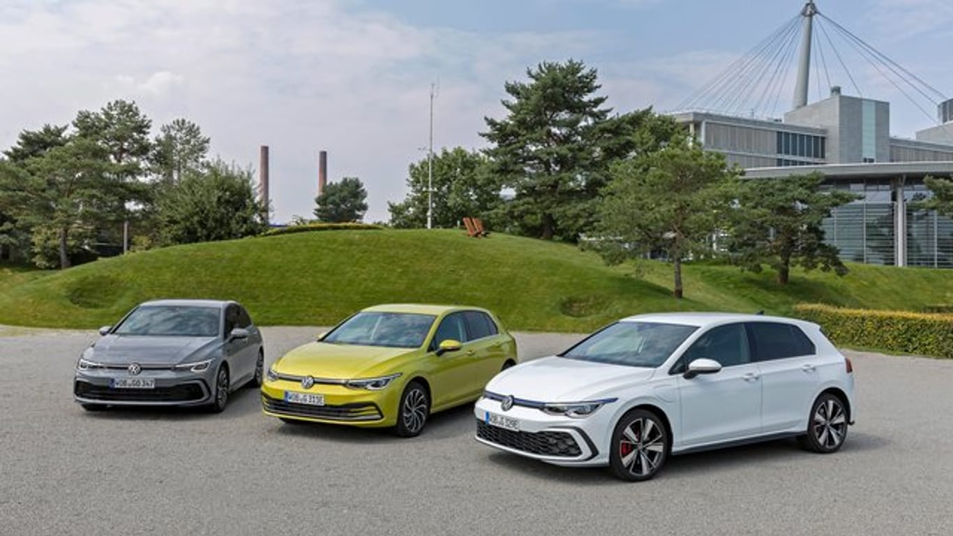 Elektrifiziertes Dreigestirn: Volkswagen lässt den Golf als eTSI mit Mild-Hybrid und mit Plug-in-Hybrid als eHybrid sowie GTE antreten (von links nach rechts).
