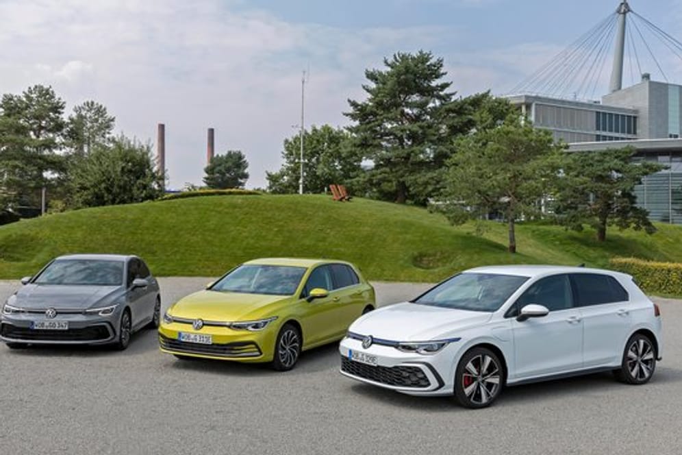 Elektrifiziertes Dreigestirn: Volkswagen lässt den Golf als eTSI mit Mild-Hybrid und mit Plug-in-Hybrid als eHybrid sowie GTE antreten (von links nach rechts).