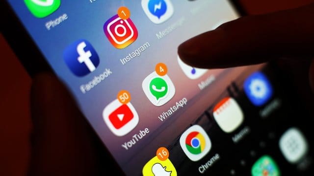 Ein Blick auf ein Smartphone mit den verschiedenen Social Media Apps: YouTube hat seinen neuen Transparenzbericht vorgelegt.