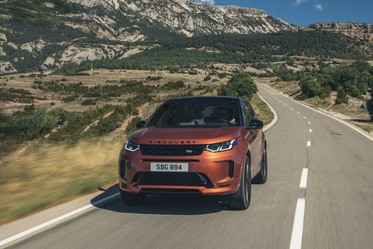 Land Rover hat für den Discovery Sport neue Aggregate unter anderem mit Mild-Hybridtechnik angekündigt.