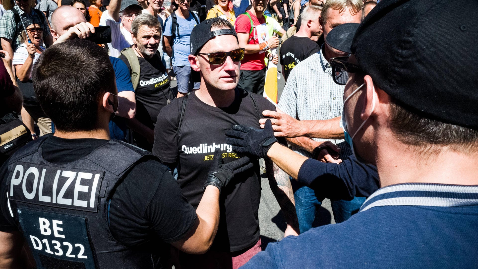 Corona-Rebellen und Polizei: Die große Corona-Demo am 1. August mit mehreren Zehntausend Teilnehmern blieb weitgehend friedlich, ein Großteil der Teilnehmer hielt sich jedoch nicht an Auflagen. Nun ist die Neuauflage zunächst verboten.