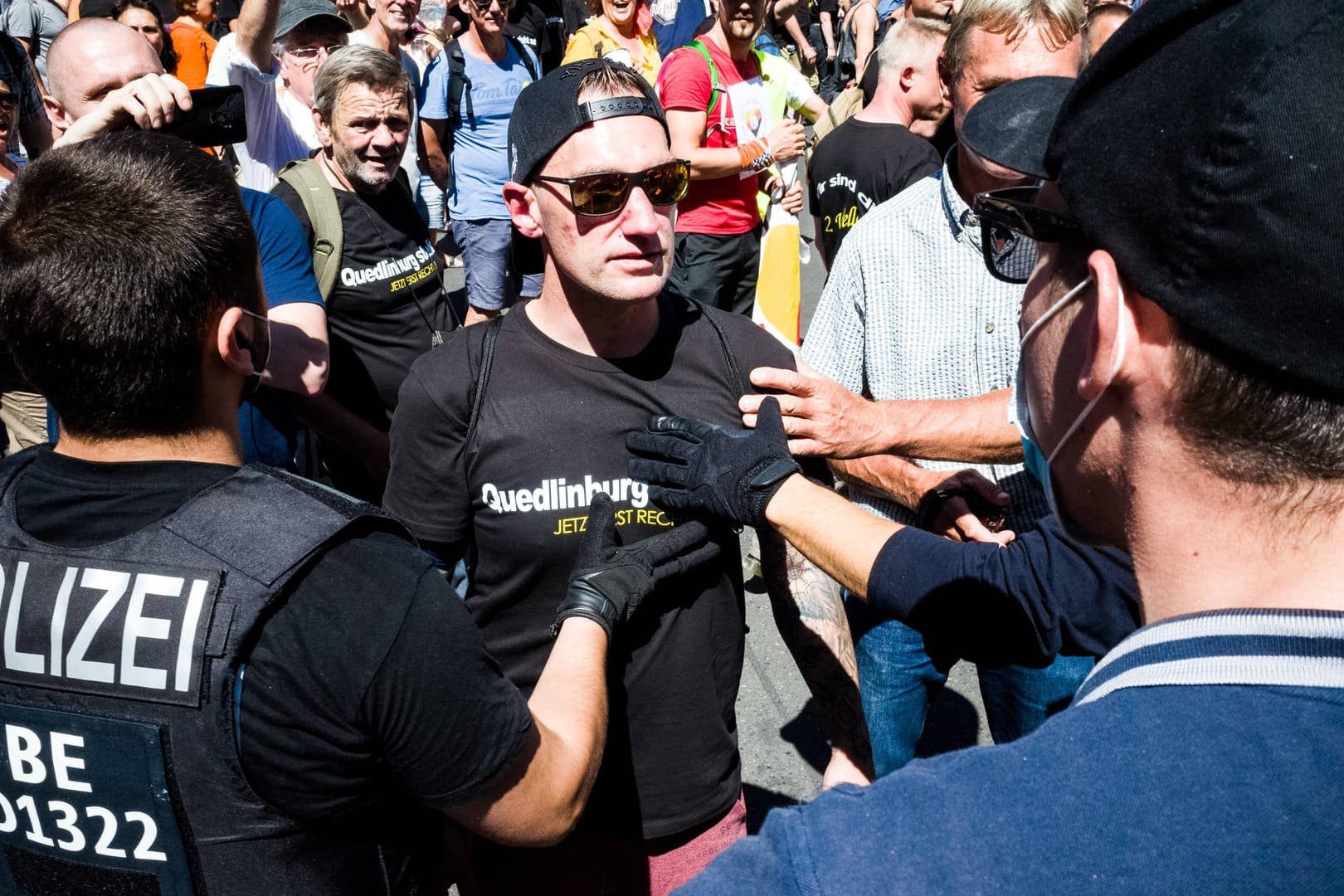 Corona-Rebellen und Polizei: Die große Corona-Demo am 1. August mit mehreren Zehntausend Teilnehmern blieb weitgehend friedlich, ein Großteil der Teilnehmer hielt sich jedoch nicht an Auflagen. Nun ist die Neuauflage zunächst verboten.