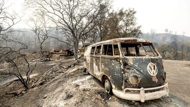 Die Feuerwehr in Kalifornien hat einige der zahlreichen Waldbrände im Griff.