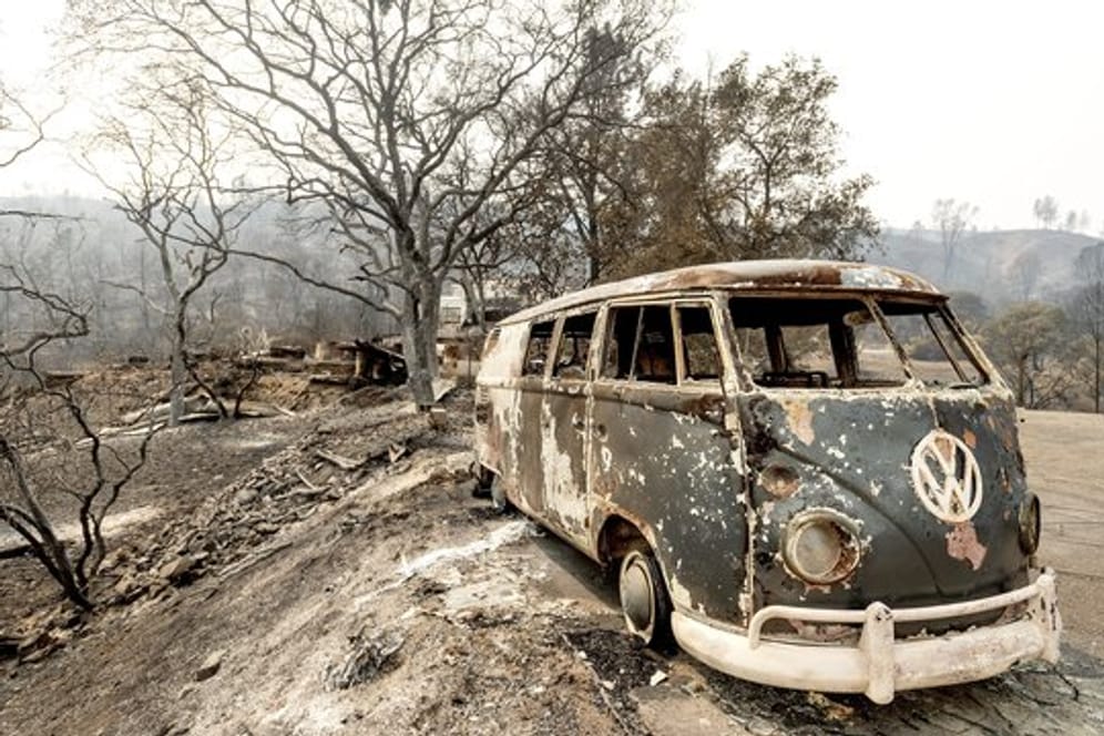 Die Feuerwehr in Kalifornien hat einige der zahlreichen Waldbrände im Griff.