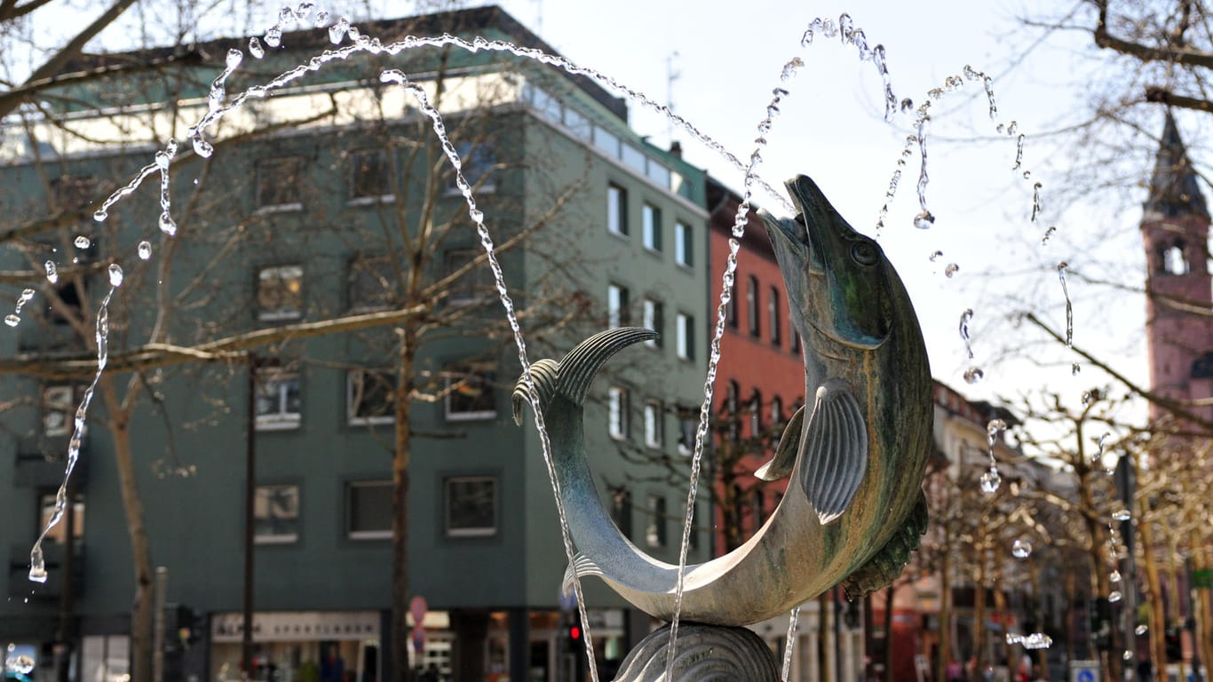 Die Fischskulptur des Brunnens am Fischtorplatz in Mainz: Hier sind zwei Polizisten verletzt worden.