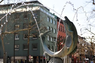 Die Fischskulptur des Brunnens am Fischtorplatz in Mainz: Hier sind zwei Polizisten verletzt worden.